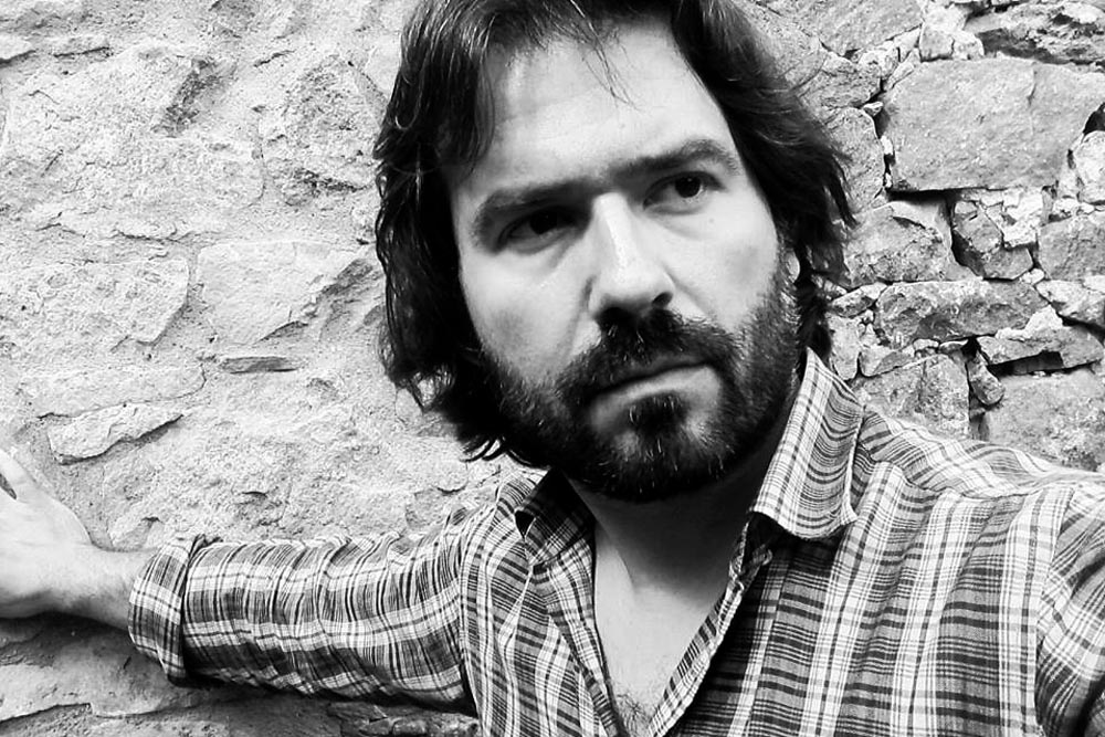Simone Togneri: an urban thriller writer living in the mountains.