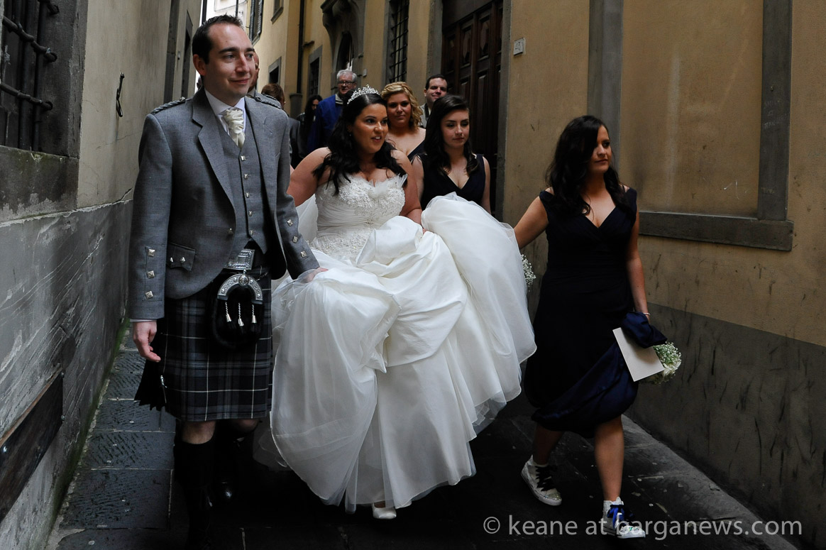 Rain does not dampen the Scottish wedding in Barga